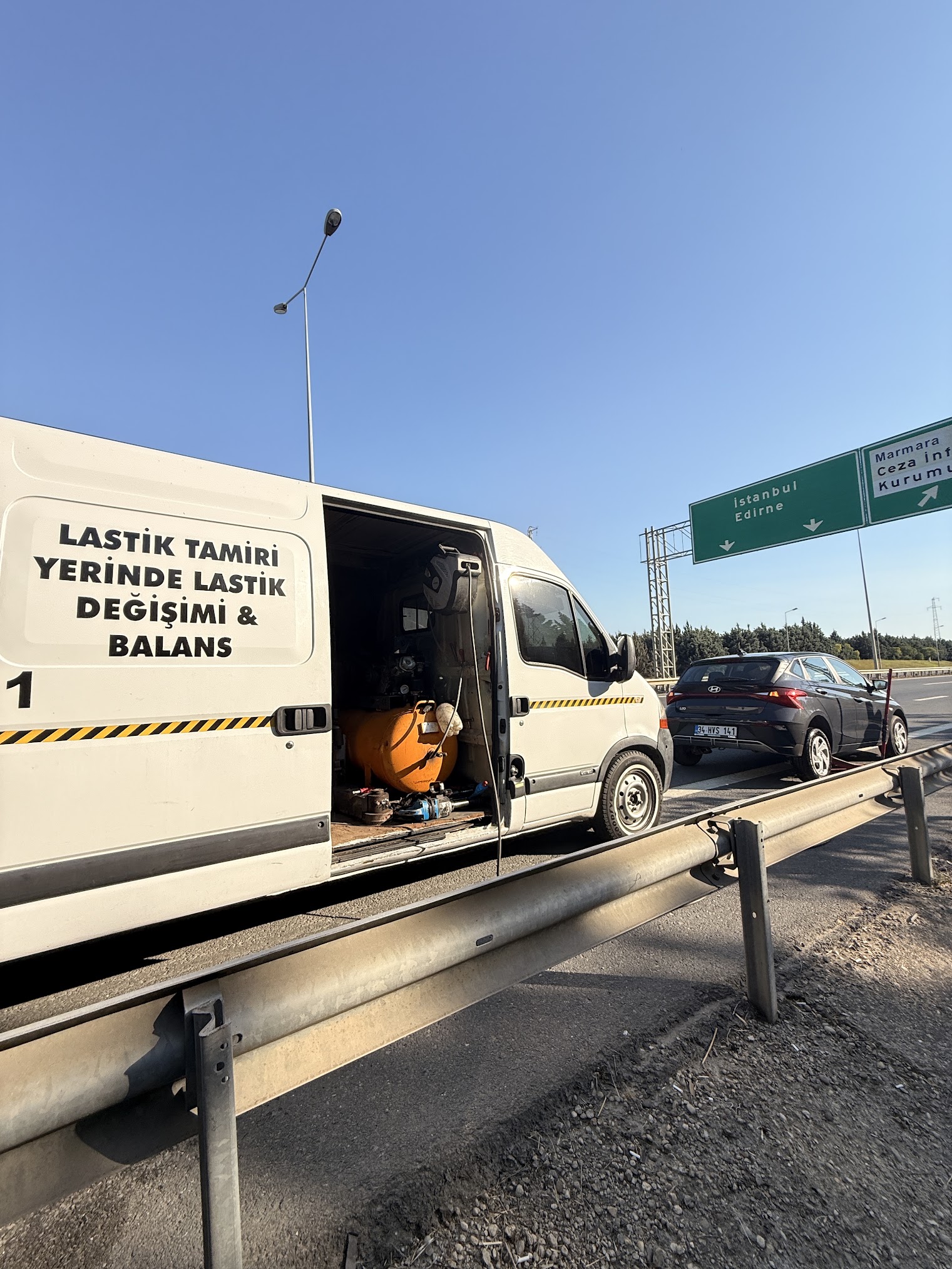 Mobil lastikçi aracının konuma gelerek lastik değişimi