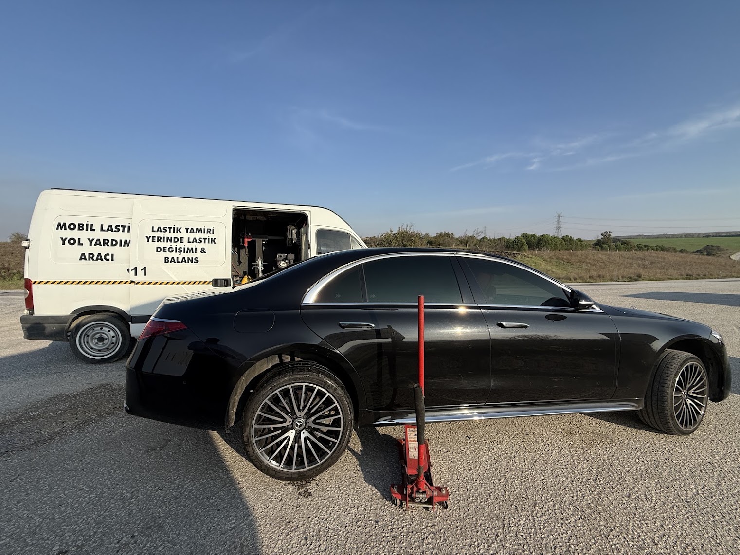 Silivri'de yol kenarında mobil lastik yol yardım aracıyla yerinde lastik değişimi