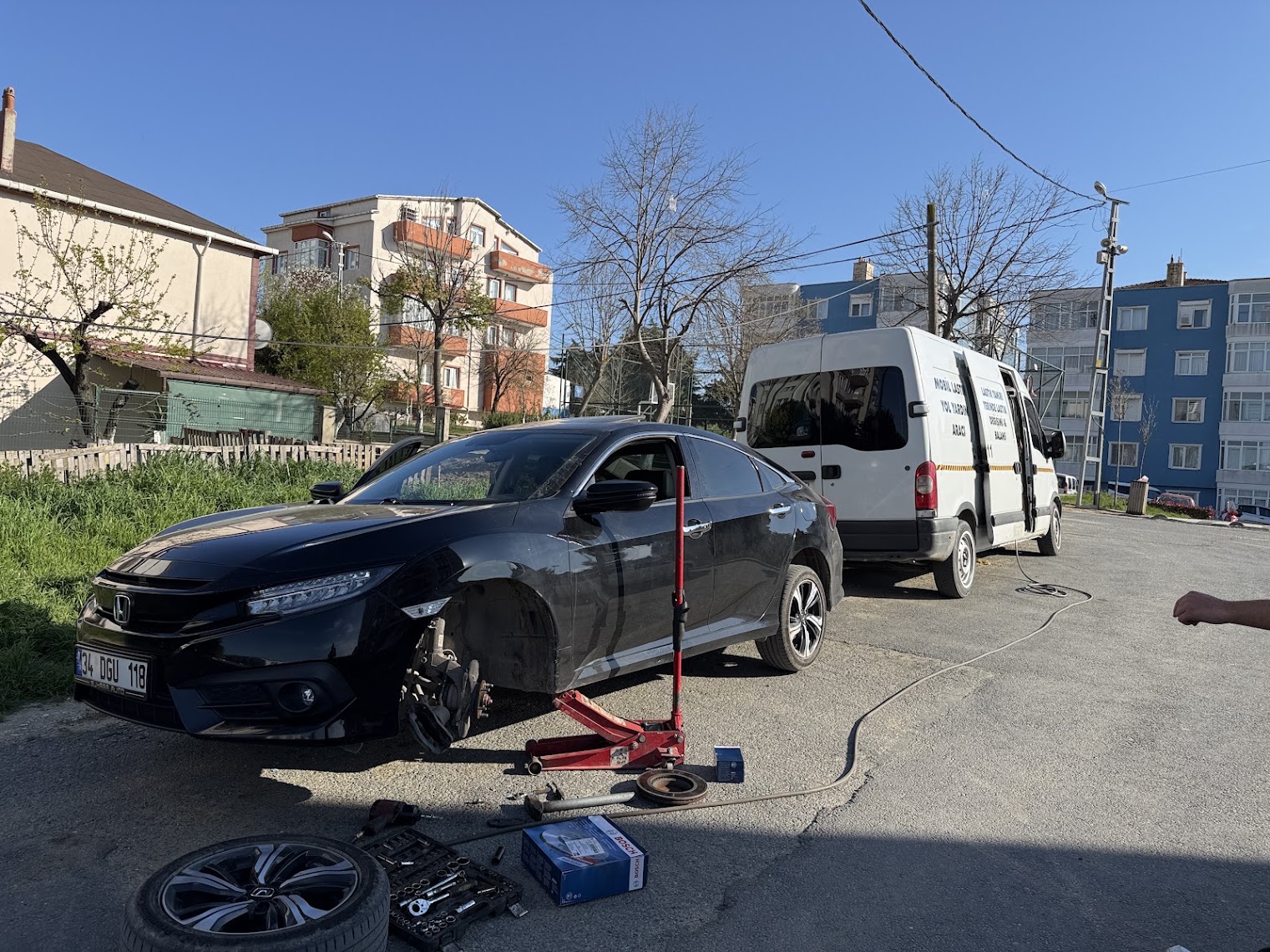 Bulunduğu yerde araç lastiği tamiri ve tekerlek değişimi